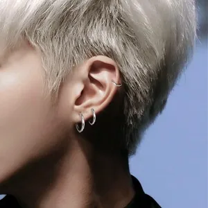Pendientes de aro minimalistas de plata sin perforación para hombres y mujeres de moda.