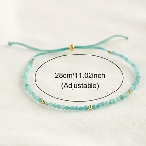 Detail van het verstelbare ontwerp van deze armband met groene halfedelsteen kralen