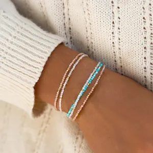 Detail van Boheemse kralenarmbanden met turquoise en perzik halfedelstenen
