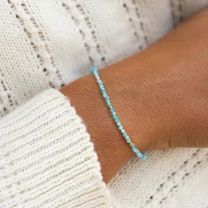 Fijn bohemien kralenarmbandje met blauwe halfedelstenen en gouden accenten om de pols