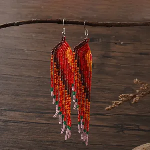 Boucles d'oreilles pendantes à pampilles en perles de rocaille colorées, style bohème.