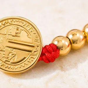 Pulsera de cuerda roja trenzada con colgante de moneda religiosa dorada y cuentas