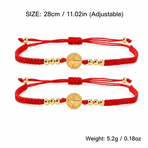 Pulsera de hilo rojo trenzado a mano con medallón religioso dorado de San Benito