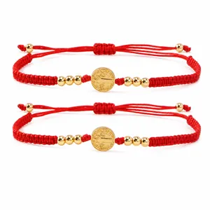 Juego de dos pulseras de cuerda roja tejidas a mano con medallones religiosos dorados