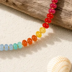 Collana di perle arcobaleno fatta a mano con materiali misti in stile bohémien chic