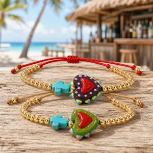 Vista detallada de pulseras de cuentas con corazón de monstruo y cruz para verano
