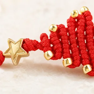 Bracelet arbre de Noël tressé rouge avec breloque étoile dorée et perles pour les fêtes