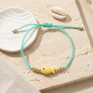 Bracelet tissé vert menthe avec breloque poisson jaune, bijou d'été réglable style marin