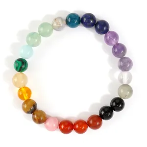 Kleurrijke armband met ronde stenen kralen en een gepolijste afwerking op witte achtergrond