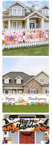 Levendige Halloween- en Thanksgiving-banners op een wit hek en de veranda van een huis.