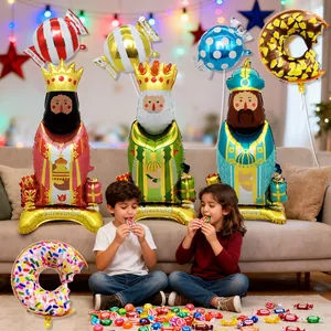 Decoración de globos para el Día de Reyes con Melchor, Gaspar, Baltasar y dulces variados