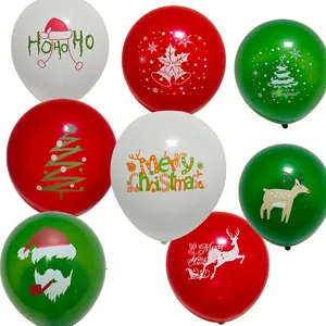 Set van rode, groene en witte kerstballonnen met feestelijke prints zoals de kerstman