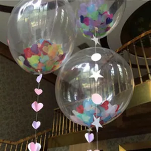 Dettaglio di palloncini trasparenti con coriandoli e decorazioni a forma di cuore