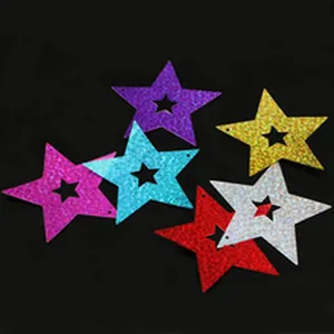 Vista dettagliata di lustrini a stella in PVC laser colorati per decorazioni di feste