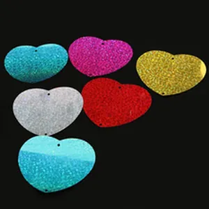 Dettaglio di paillettes colorate in PVC laser a forma di cuore per decorare palloncini