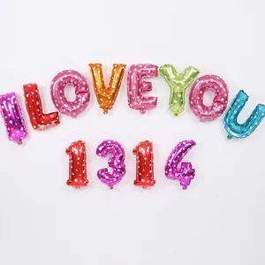 Détail de ballons en aluminium multicolores à motifs cœurs épelant I LOVE YOU 1314