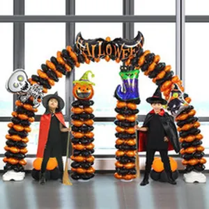 Gesamtansicht des Halloween-Ballonbogens und der Säulen in Innenräumen