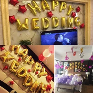 Vue détaillée du kit de ballons en aluminium Happy Wedding pour décoration de chambre