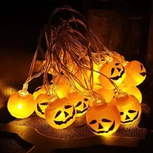 Warme orangefarbene Halloween Kürbis LED Lichterkette mit leuchtenden Fratzen