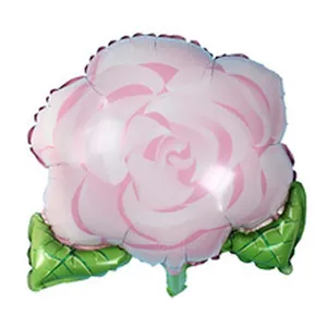 Primo piano di un romantico palloncino in alluminio a forma di rosa rosa con foglie