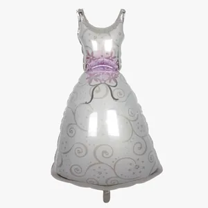 Dettaglio palloncino in alluminio argento a forma di abito da sposa con fiori