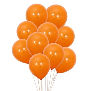 Ein Bündel 10-Zoll orangefarbener Latex-Luftballons für die Halloween-Deko