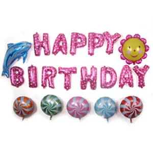 Vue détaillée des ballons Happy Birthday en aluminium rose avec des formes d'animaux.