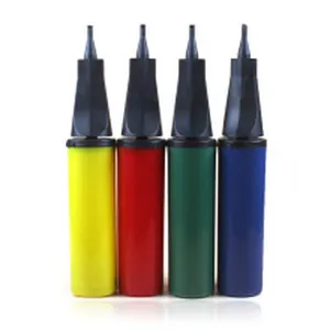 Gros plan de quatre mini pompes à main colorées pour ballons en jaune rouge vert et bleu
