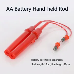 Detail van rode DIY lantaarnstaaf met AA-batterijvak en LED-lampdraad