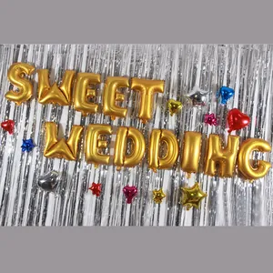 Kit de ballons en aluminium SWEET WEDDING avec étoiles colorées et rideau à franges argenté