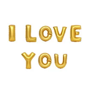 Vue détaillée des ballons en aluminium dorés I LOVE YOU pour mariage et fête