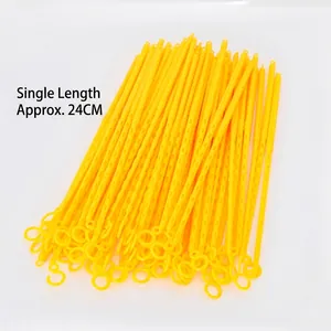 Gedetailleerd overzicht van gele PVC lantaarnstokjes van circa 24 cm lang