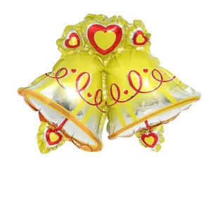 Detalle de globo de aluminio amarillo con forma de campana, corazones y texto Love
