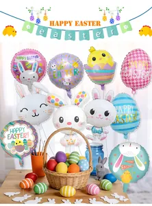 Set di palloncini pasquali in alluminio con disegni di conigli e uova in scena festiva