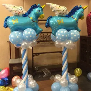 Dettaglio colonna di palloncini a forma di unicorno blu per decorazioni di feste di compleanno