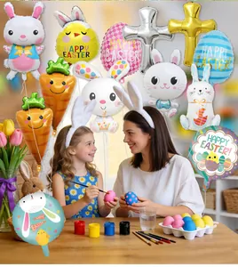 Set di palloncini colorati per Pasqua con coniglietti e uova in un contesto familiare