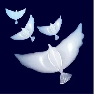 Palloncini a forma di colomba della pace bianchi per decorazioni di nozze su sfondo blu