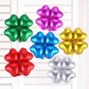 Détail de ballons en aluminium colorés en forme de trèfle à quatre feuilles pour décoration