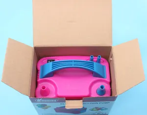 Pompe à ballons électrique rose avec poignée bleue et buses dans sa boîte