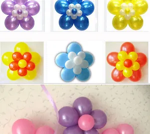 Flores de globos de doble capa de colores creadas con clips de modelado 5 en 1