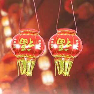 Traditionelle rote chinesische Laternen mit glückbringendem Fu-Zeichen für Dekoration