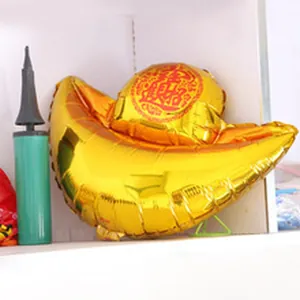 Detail eines goldfarbenen Barren-Folienballons mit traditionellen Schriftzeichen