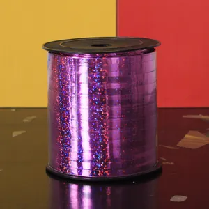 Gros plan d'un ruban laser holographique violet pour décoration de mariage et fête
