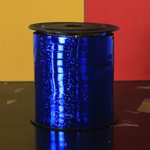 Gros plan sur un rouleau de ruban holographique bleu laser pour décorations de fête
