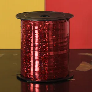 Vue détaillée du ruban holographique laser rouge brillant pour la décoration de fête