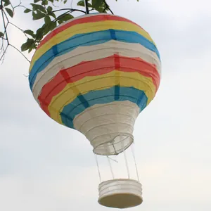 Außenansicht eines gestreiften Heißluftballon-Papierlampions, der an einem Baum hängt