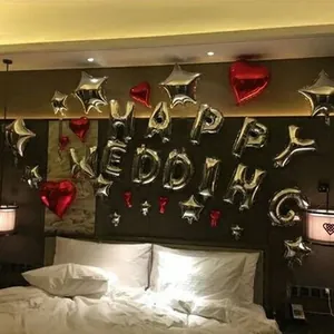 Ballons en aluminium Happy Wedding argentés et décorations de cœur étoile dans une chambre