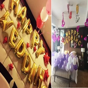 Ensemble de ballons en aluminium dorés « Happy Wedding » pour décoration de salle de mariage.