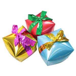 Dettaglio dei palloncini natalizi 3D a forma di scatola regalo in rosso, blu e oro