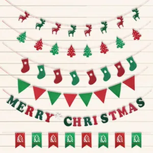 Detalle de guirnaldas navideñas festivas con renos, calcetines y árboles de Navidad.
